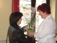 Wiedereröffnung der Filiale am Boizenburger Bahnhof (26.04.2006) Frau Melms mit Apothekerin Schulz